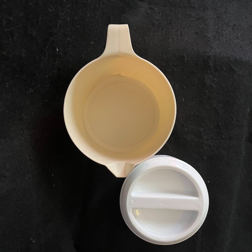 Vintage Rubbermaid Pitcher w/Lid - Picture 7 of 8